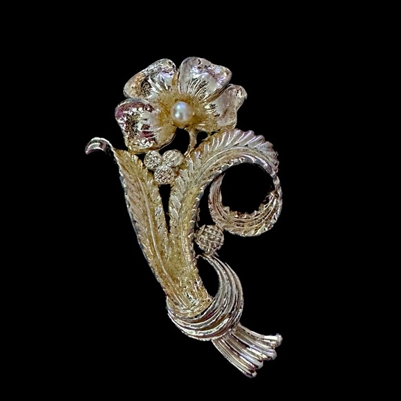 Elegant Gold Floral Brooch - Picture 1 of 4